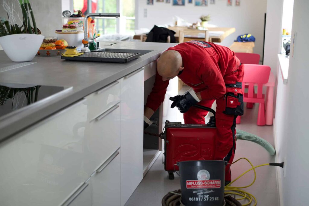 Kollege Reinigt Rohr in Frankfurt