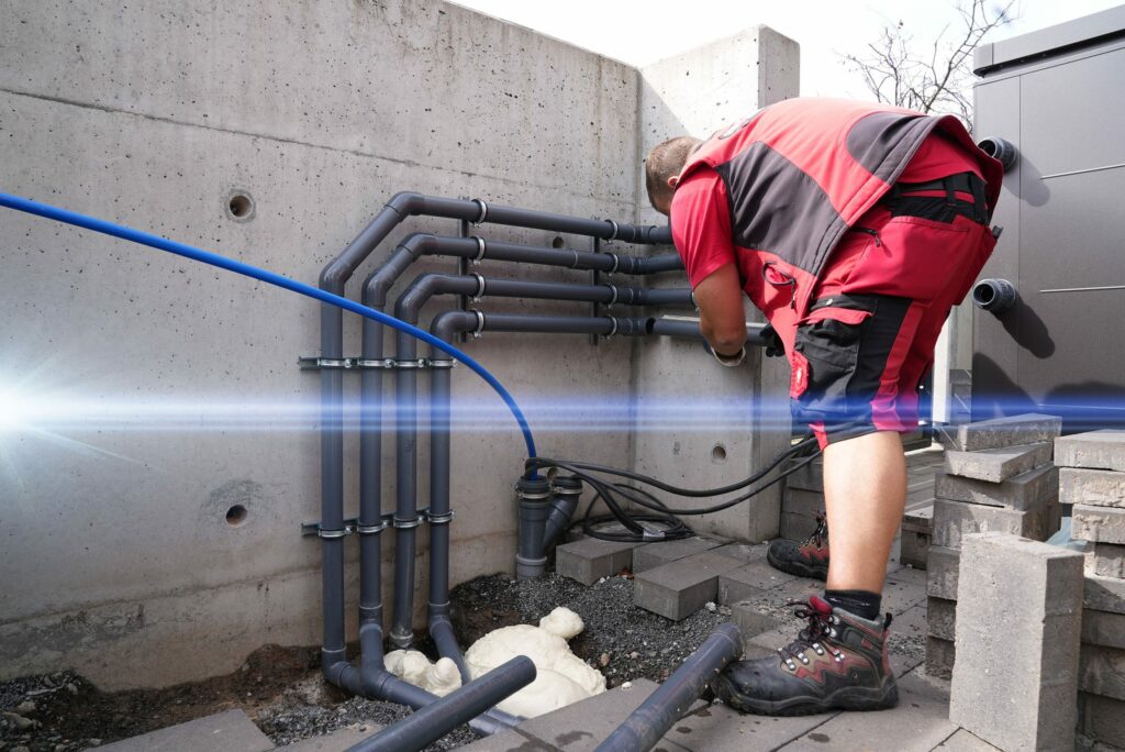 Mitarbeiter kontrolliert Rohre in Frankfurt